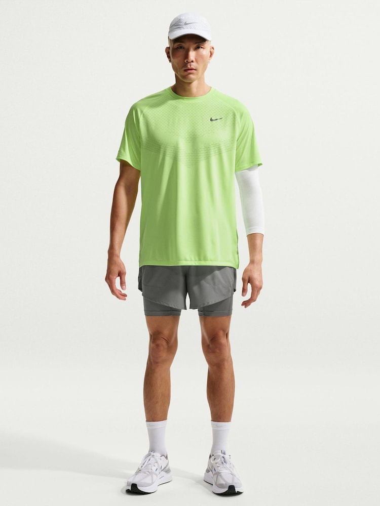 Rök Grå - Nike Dri-FIT Stride 5 inch Hybrid Running Shorts - Bild 1 av 5