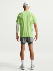 Rök Grå - Nike Dri-FIT Stride 5 inch Hybrid Running Shorts - Bild 2 av 5