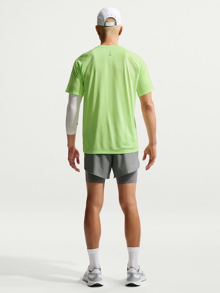 Rök Grå - Nike Dri-FIT Stride 5 inch Hybrid Running Shorts - Bild 2 av 5