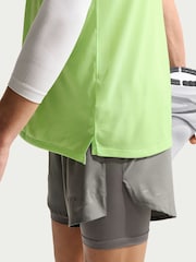 Rök Grå - Nike Dri-FIT Stride 5 inch Hybrid Running Shorts - Bild 3 av 5