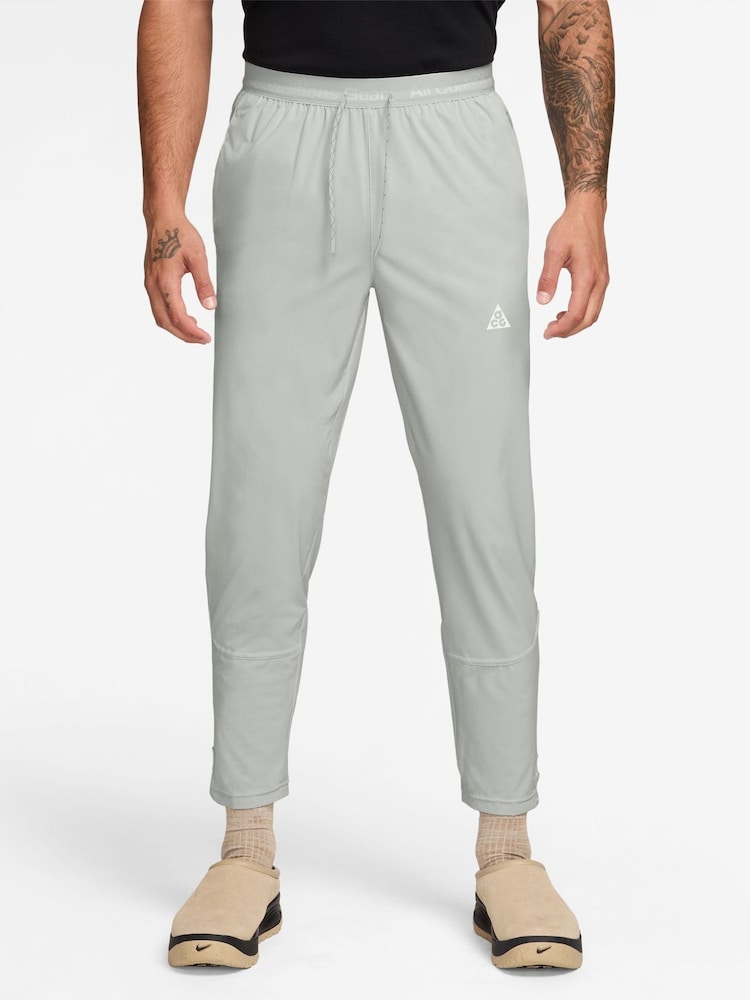 Grå dimma - Nike ACG Dawn Range Dri-FIT Slim Running Joggers - Bild 1 av 4