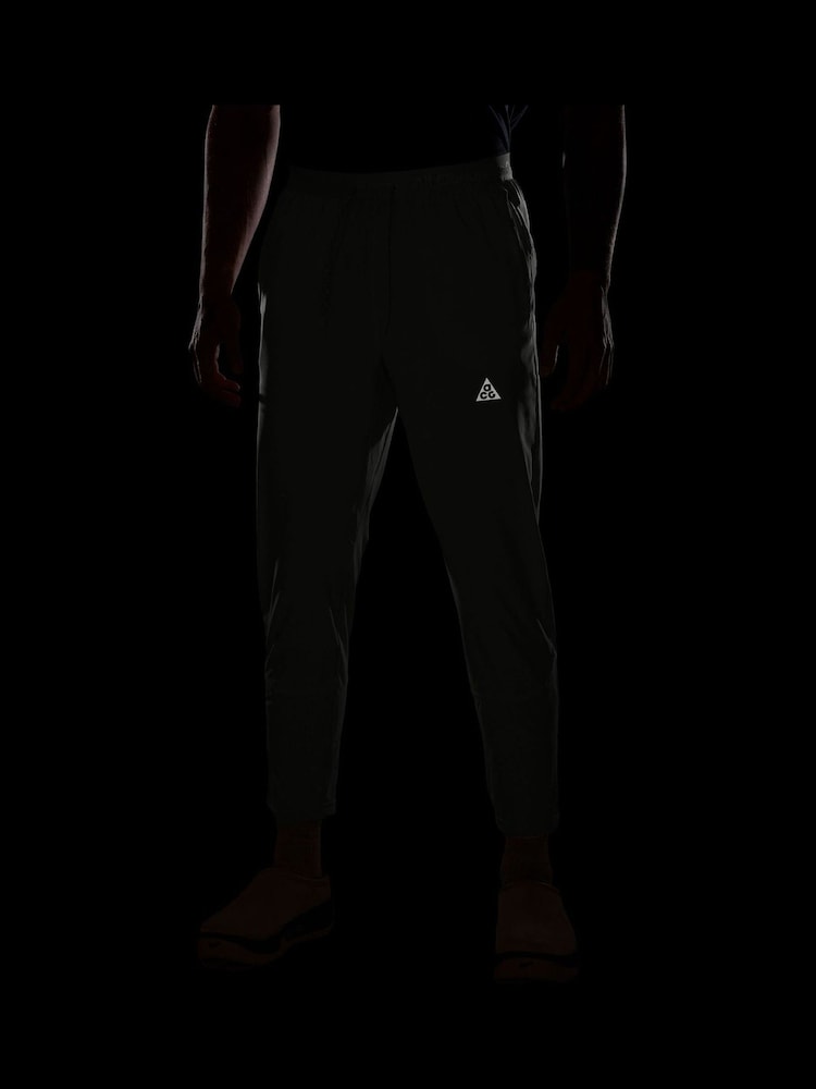 Grå tåke - Nike ACG Dawn Range Dri-FIT Slim Joggebukser - Bilde 4 av 4