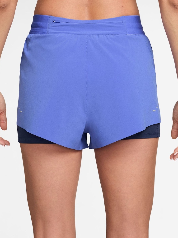 Niebieski szafirowy - Szorty do biegania Nike Swift Dri-FIT 2-w-1 ze średnim stanem - Obraz 2 z 4