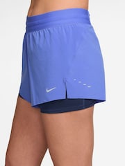 Niebieski szafirowy - Szorty do biegania Nike Swift Dri-FIT 2-w-1 ze średnim stanem - Obraz 3 z 4