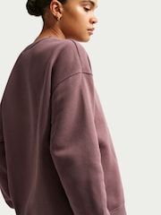 Hnědá s tetováním - Volná flísová mikina Nike s kulatým výstřihem u krku - Obrázek 11 z 12