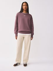 Tattoo in Braun - Nike – Oversized-Fleece-Sweatshirt mit Rundhalsausschnitt - Bild 3 von 12