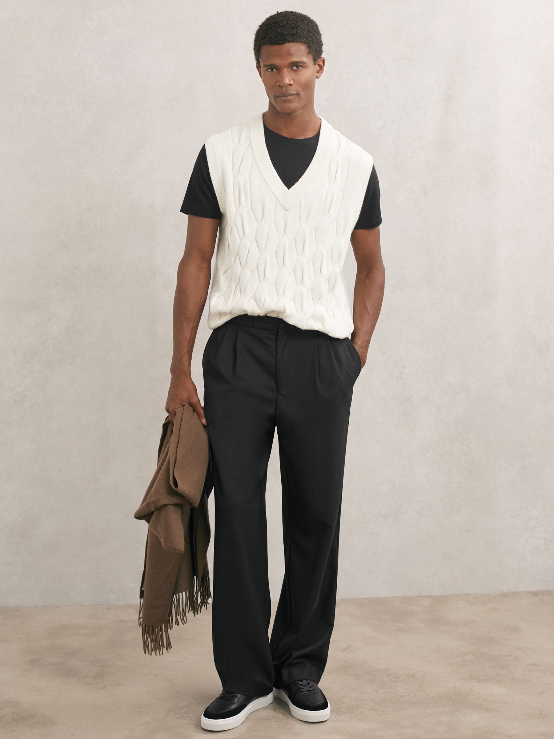 アイボリー ケーブルニット Vネックベスト Next：日本 ウインターホワイト - Reiss Walton ケーブルニット V