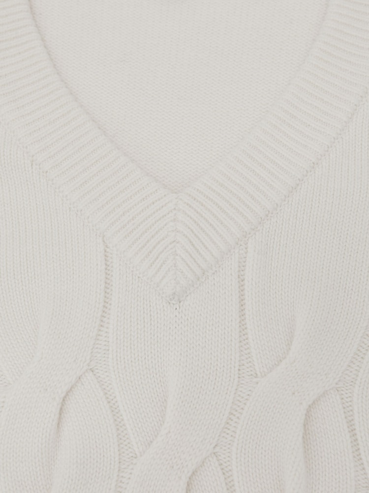 Reiss Winter White Walton Cable-Knit V-Neck Vest with Wool - Image 5 of 5 Reiss Winter White Walton Cable-Knit V-Neck Vest with Wool - Image 5 of 5