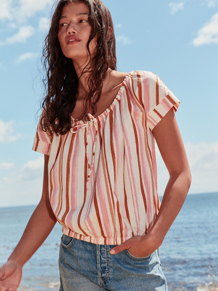 Roze/rood gestreept - Short Sleeve Bubblehem Scoop Neck T-Shirt - Afbeelding 1 van 8