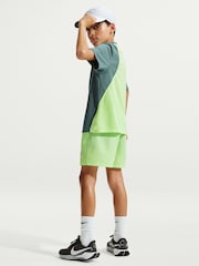 צבע צפחה מינרלי - Nike חולצת טי דו-גונית בטכנולוגיית Dri-FIT, דגם Brand Love - תמונה 2 מתוך 5