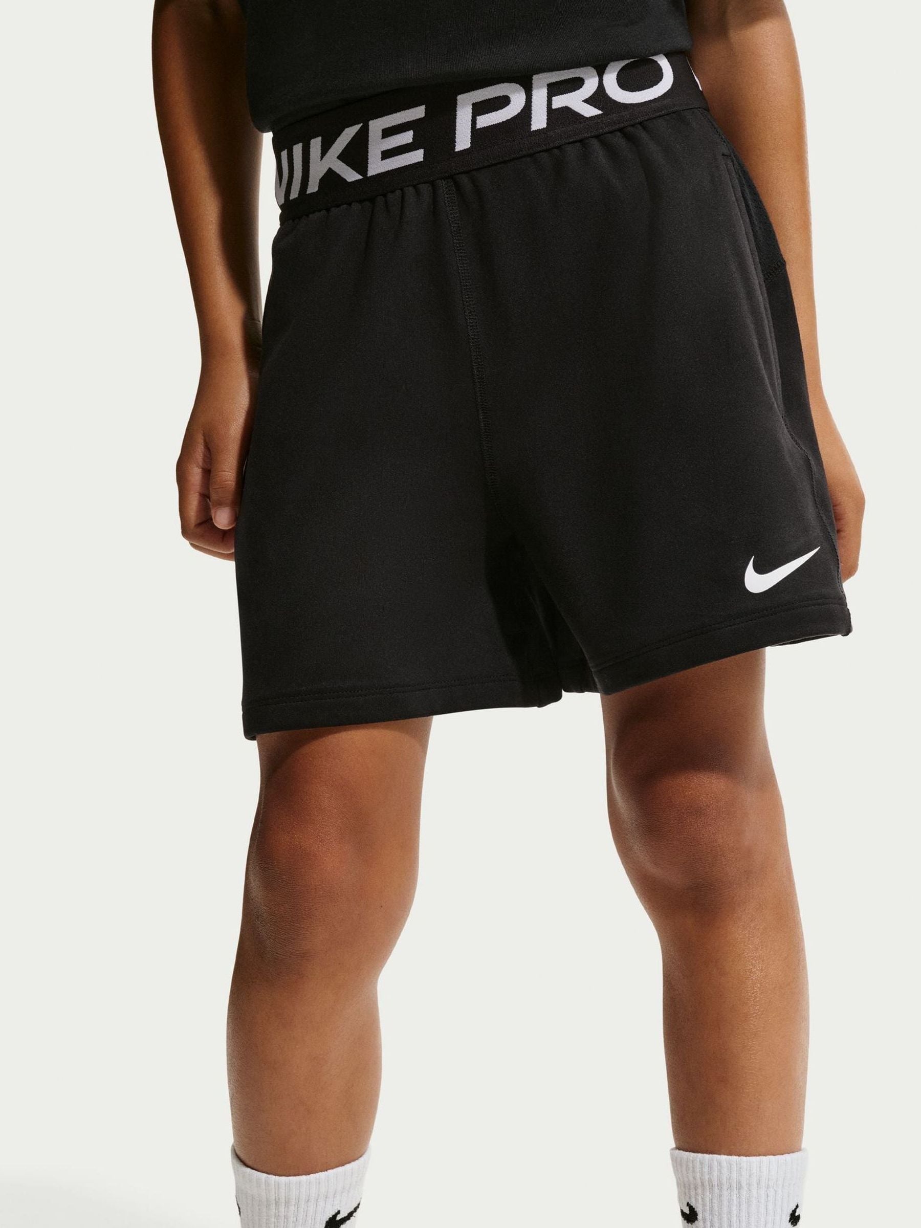 Next：日本 Nike Pro Dri-FIT フリース ショートパンツ from Next Japan