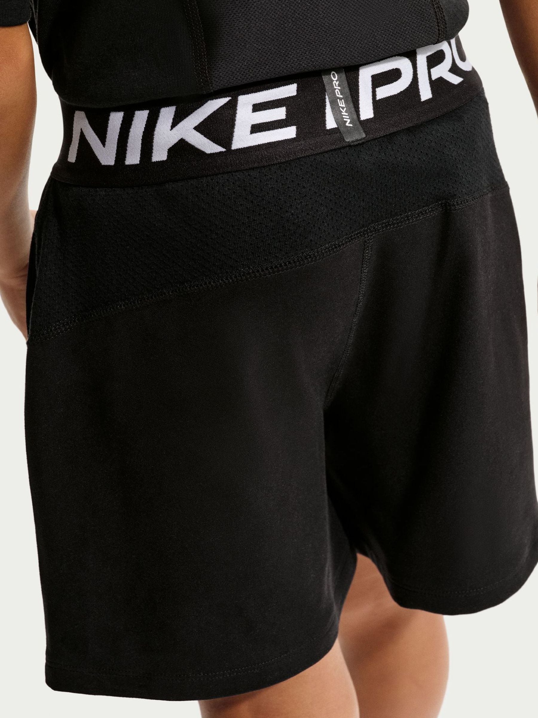 Next：日本 Nike Pro Dri-FIT フリース ショートパンツ from Next Japan