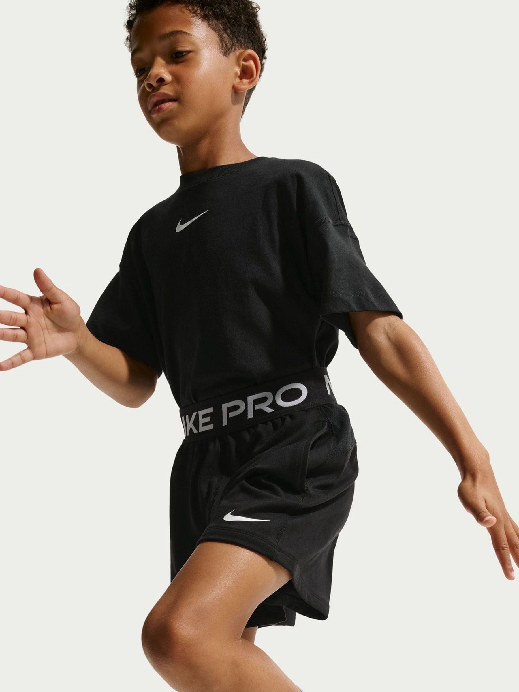 Next：日本 Nike Pro Dri-FIT フリース ショートパンツ from Next Japan