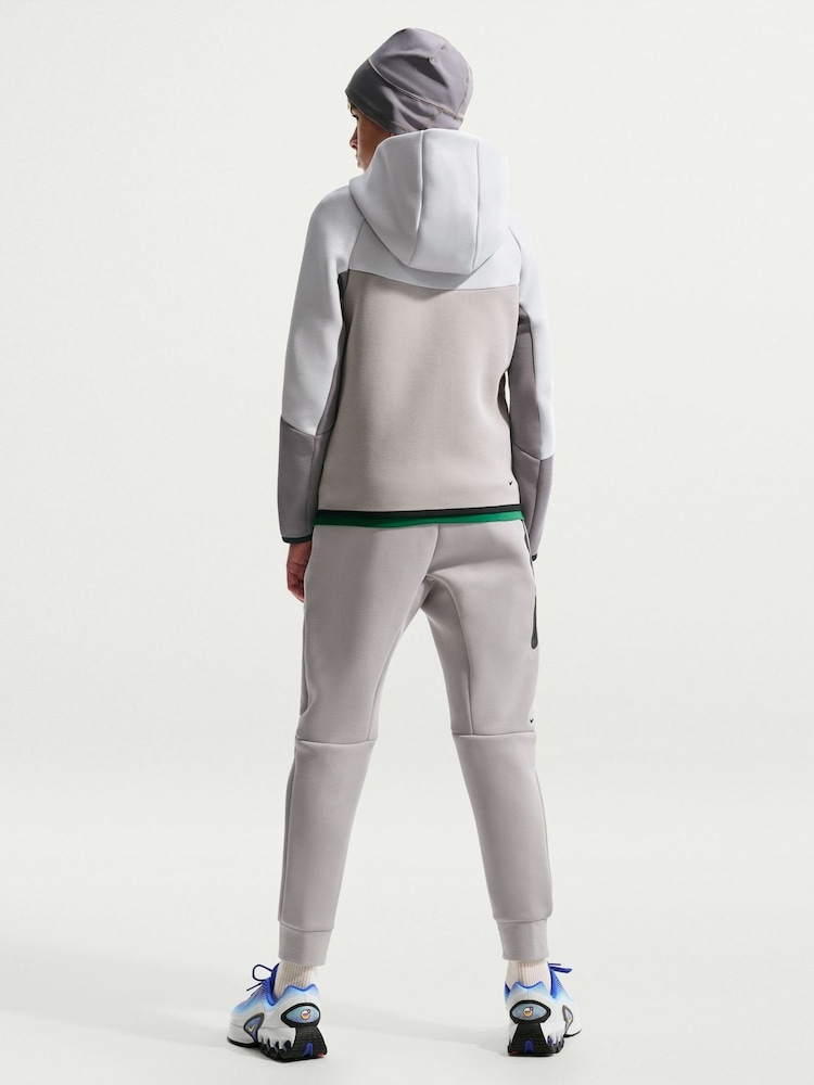 Schwarz Chrom - Nike Tech Fleece-Kapuzenjacke mit Reißverschluss - Bild 2 von 5 Schwarz Chrom - Nike Tech Fleece-Kapuzenjacke mit Reißverschluss - Bild 2 von 5