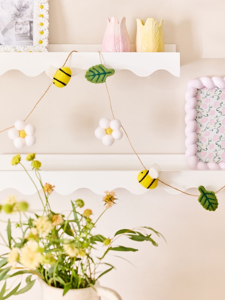 Yellow Spring Felt Daisy and Bee Garland - Image 1 of 2