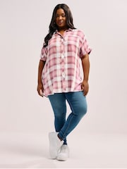 Rosa - Camisa xadrez de viscose de manga curta Yours Curve - Imagem 2 de 5