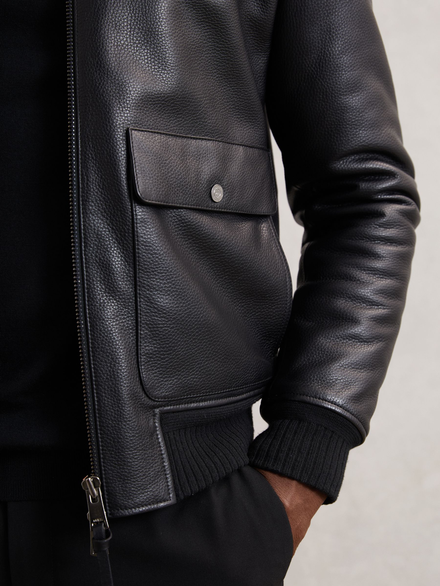 Next：日本 ブラック - Reiss シェイカー レザー シアリング襟付き