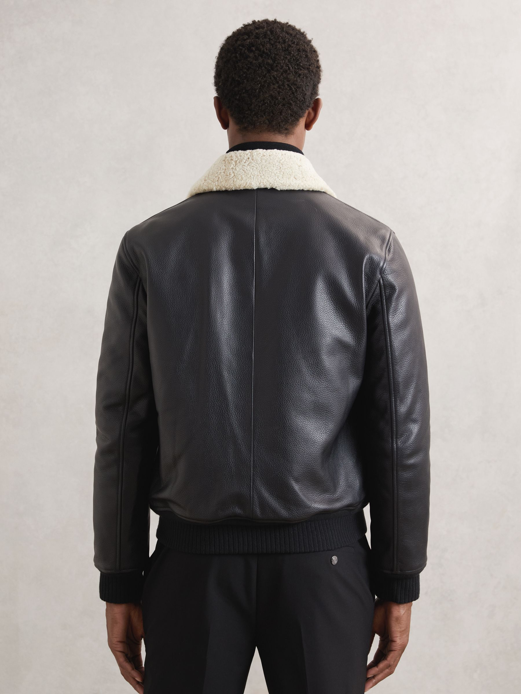 Next：日本 ブラック - Reiss シェイカー レザー シアリング襟付き