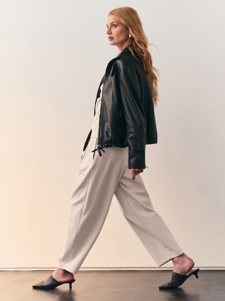 Bēšs - Nothing Ordinary Luxe mucas formas treniņbikses - Attēls 2 no 8