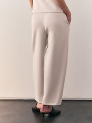 Bēšs - Nothing Ordinary Luxe mucas formas treniņbikses - Attēls 4 no 8