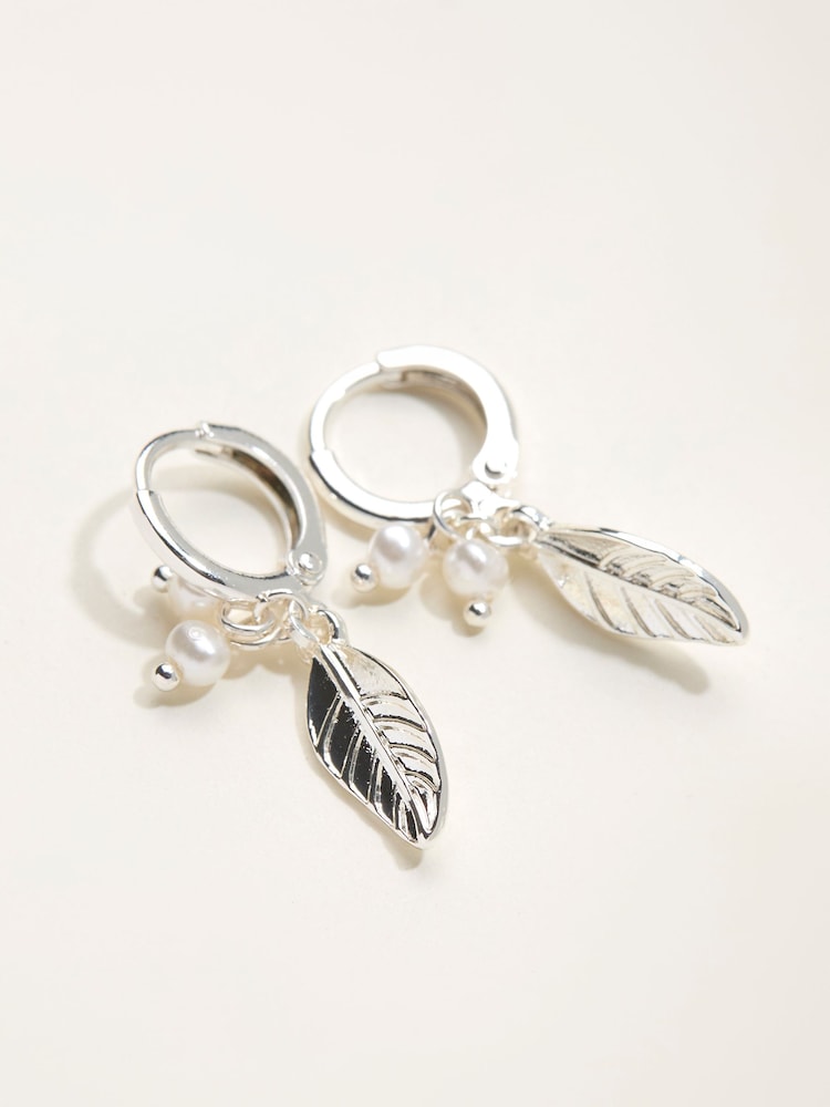 FatFace Leaf Charm Drop Earrings - صورة 2 من 2 FatFace Leaf Charm Drop Earrings - صورة 2 من 2