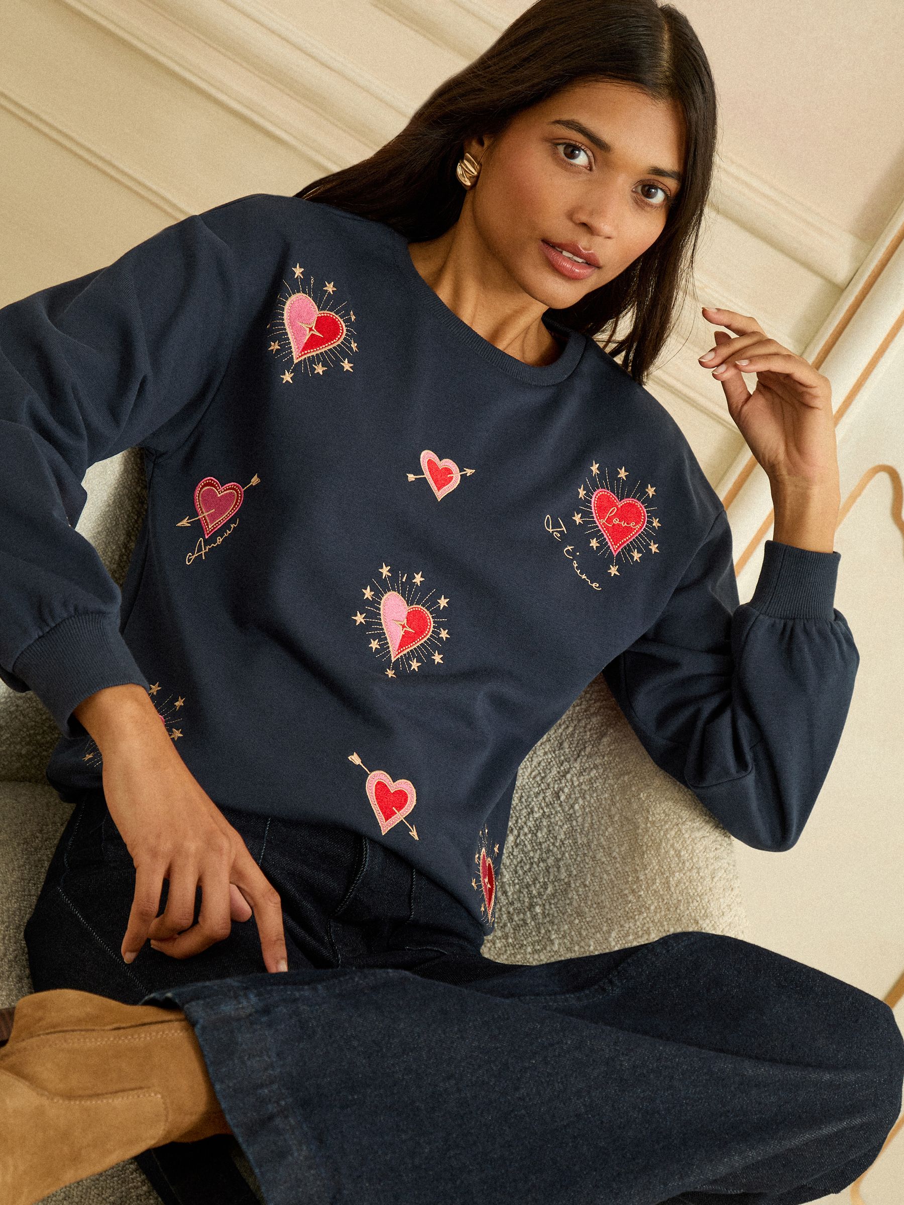 Next：日本 ネイビーブルー ハート刺繍 - Love & Roses クルーネック