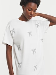 JD Williams White Embellished Bow Print T-Shirt - Image 1 of 4
