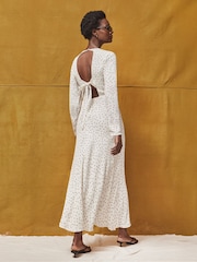 Vestido Ro&Zo Petite de bolinhas com amarração nas costas - Imagem 4 de 5