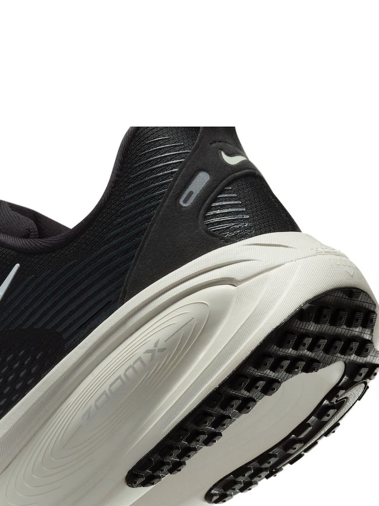 Nike (platas) Vomero 18 skriešanas kedas - Attēls 8 no 8