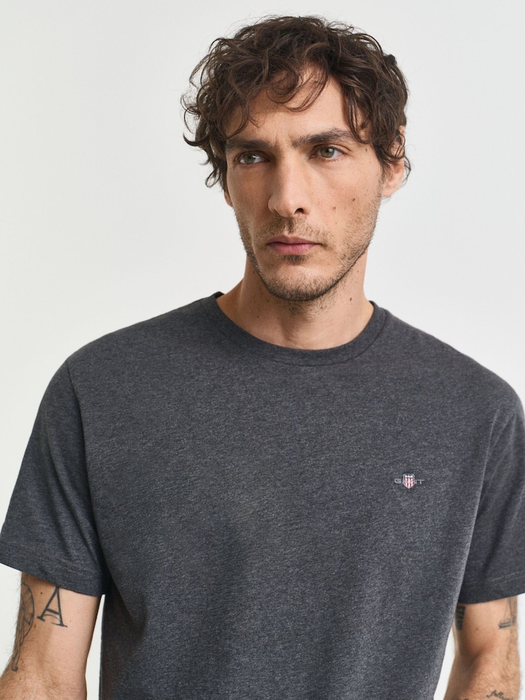 Cinza claro - Camiseta com logotipo do escudo GANT - Imagem 4 de 4