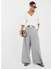 River Island V-Neck Interlock T-Shirt - Imagem 2 de 4