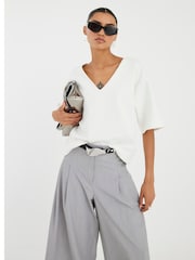 River Island V-Neck Interlock T-Shirt - Imagem 3 de 4