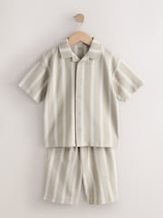 Stone Vertical Stripe - طقم من قميص بياقة صغيرة مزوّد بأزرار كاملة وشورت (3 - 16 سنة) - صورة 1 من 5