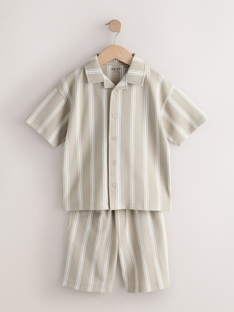 Stone Vertical Stripe - طقم من قميص بياقة صغيرة مزوّد بأزرار كاملة وشورت (3 - 16 سنة) - صورة 1 من 5