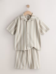 Stone Vertical Stripe - طقم من قميص بياقة صغيرة مزوّد بأزرار كاملة وشورت (3 - 16 سنة) - صورة 2 من 5