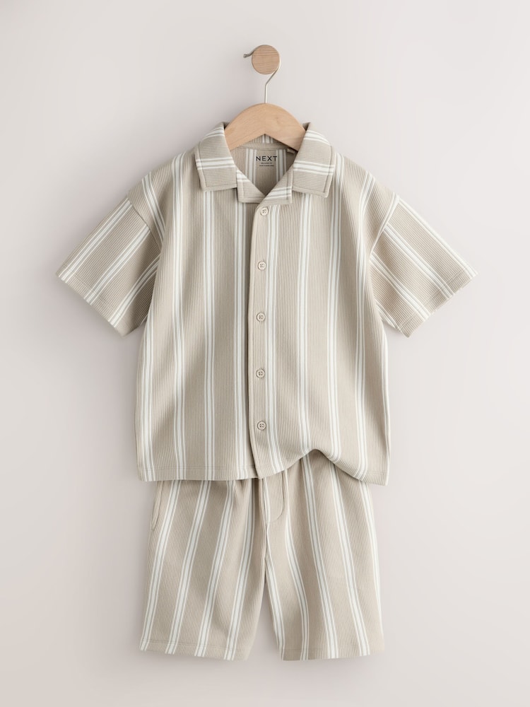 Stone Vertical Stripe - طقم من قميص بياقة صغيرة مزوّد بأزرار كاملة وشورت (3 - 16 سنة) - صورة 2 من 5