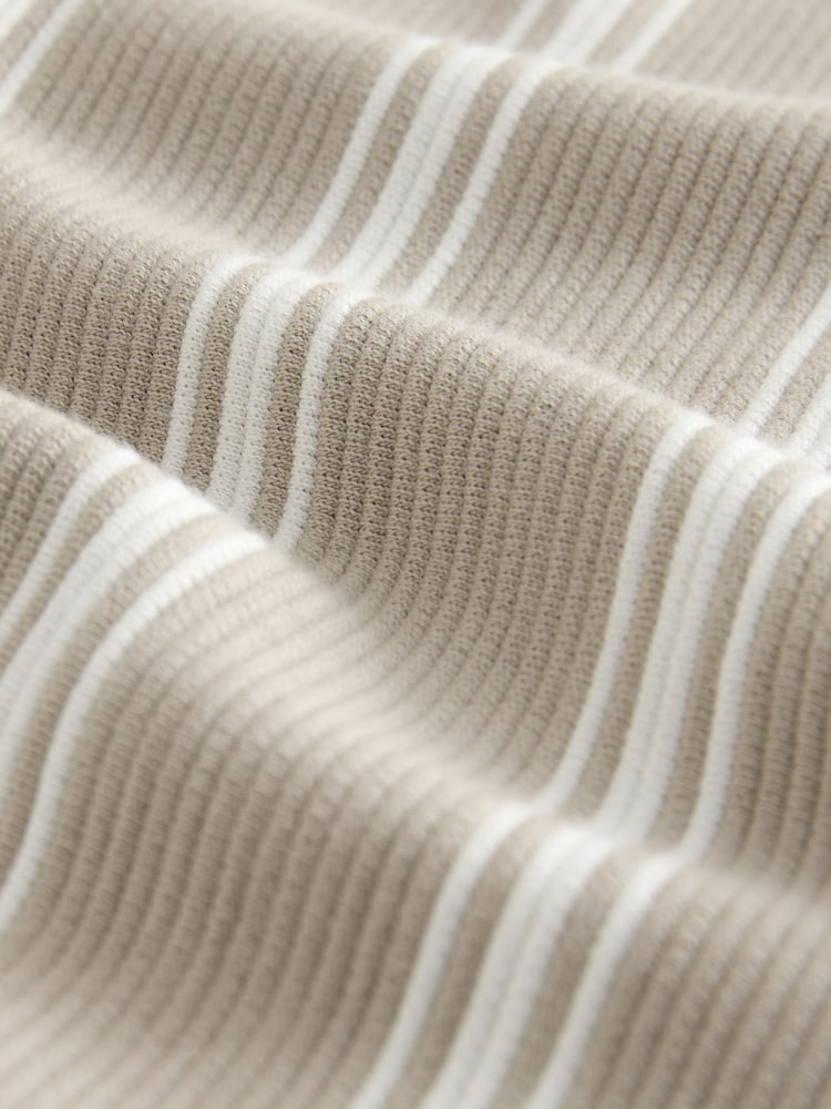 Stone Vertical Stripe - طقم من قميص بياقة صغيرة مزوّد بأزرار كاملة وشورت (3 - 16 سنة) - صورة 5 من 5