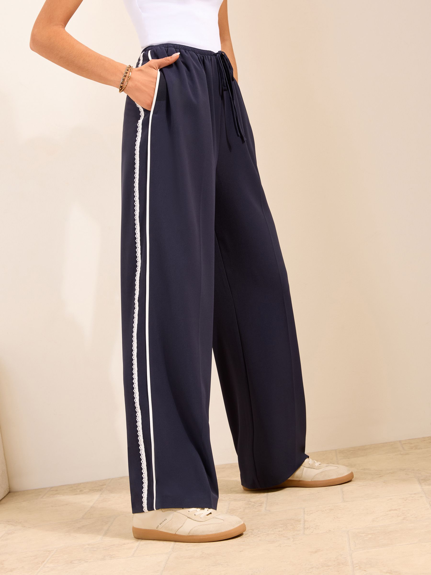 【24SS】regleam ストラップ2WAYワイドパンツ XS ネイビー Buy Friends Like These Navy Crochet Pull On Side Stripe Trousers