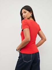 أحمر زاهي - Slim Fit Short Sleeve Sqaure Neck Soft Touch Slinky T-Shirt - صورة 4 من 8