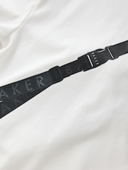 Baker by Ted Baker בצבע לבן, חולצת טי עם תיק מובנה - תמונה 7 מתוך 11