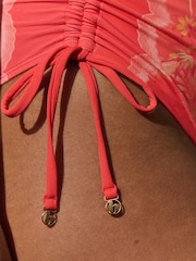 وردي مرجاني ـ بدلة سباحة باندو للتحكم في البطن بكشكشة قابلة للتعديل من B by Ted Baker - صورة 6 من 10