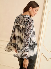 Blusa con manga de flauta, adornos metálicos y cuello de pico de Love & Roses - Imagen 4 de 4