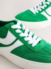 أخضر - حذاء رياضي برباط من الجلد السويد مخطط جانبي من Forever Comfort - صورة 8 من 9