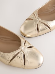 ذهبي - Forever Comfort® Leather Ballet Flats With Ankle Strap - صورة 4 من 5