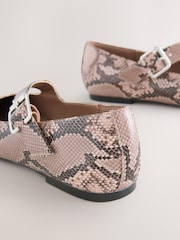 ثعبان - أحذية ماري جين غير المتماثلة من Forever Comfort® - صورة 8 من 9