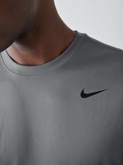Szary przydymiony - Nike Dri-FIT Flex Performance T-Shirt - Obraz 4 z 4