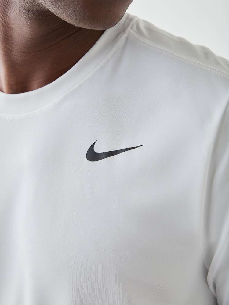 Biało-czarny - Nike Dri-FIT Flex Performance T-Shirt - Obraz 4 z 4 Biało-czarny - Nike Dri-FIT Flex Performance T-Shirt - Obraz 4 z 4
