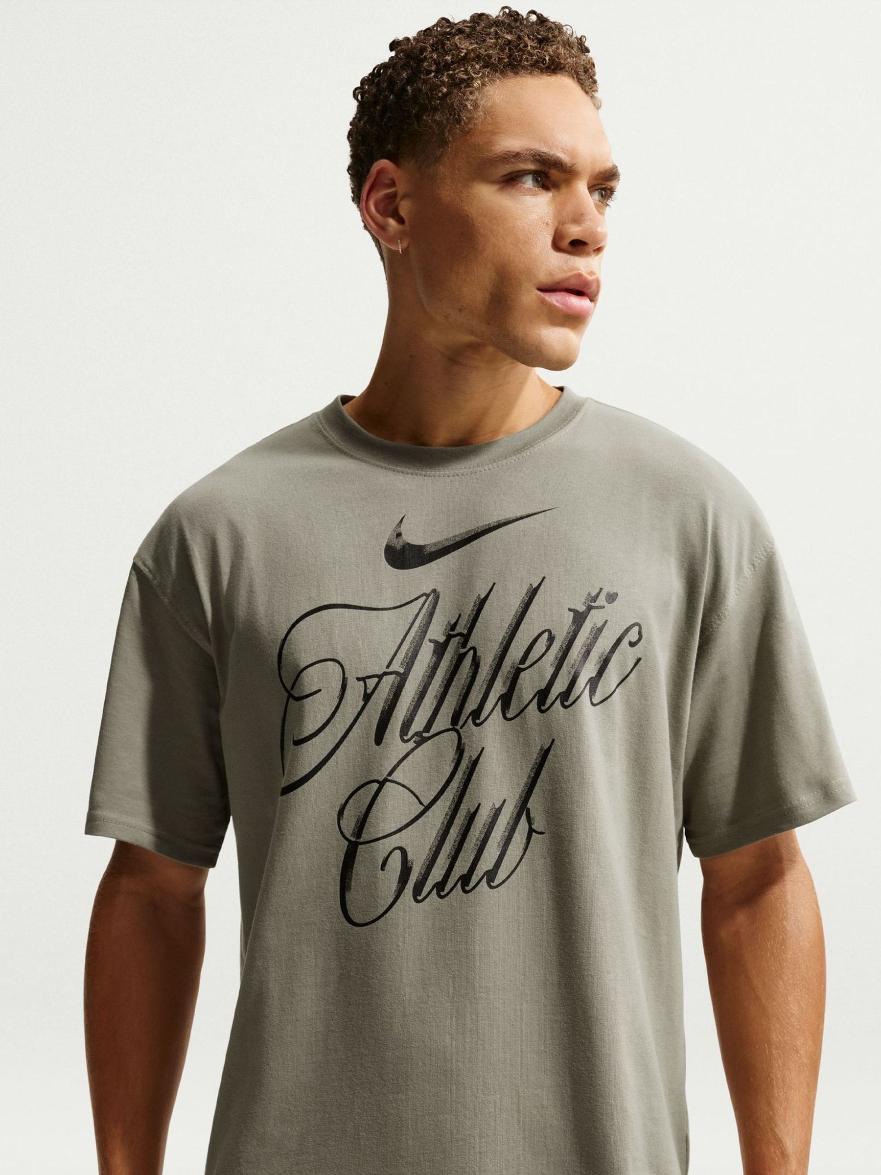 Next：日本 Nike アスレチッククラブ・グラフィック Tシャツ from Next