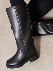 Schwarz - Friends Like These Faux Leather Casual Flat Pull On Long Riding Boots - Bild 1 von 5