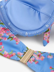 Μπικίνι τοπ με μπανέλα B by Ted Baker σε μπλε φλοράλ απόχρωση DD+ - Εικόνα 8 από 10